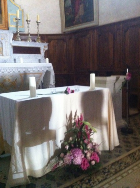 EGLISE CEREMONIE DE MARIAGE LIEU DE CULTE DECORATION AUTEL  BOUTS DE BANCS PACA VAUCLUSE VAR HERAULT