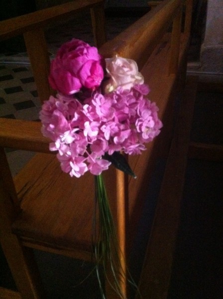 EGLISE CEREMONIE DE MARIAGE LIEU DE CULTE DECORATION AUTEL  BOUTS DE BANCS PACA VAUCLUSE VAR HERAULT
