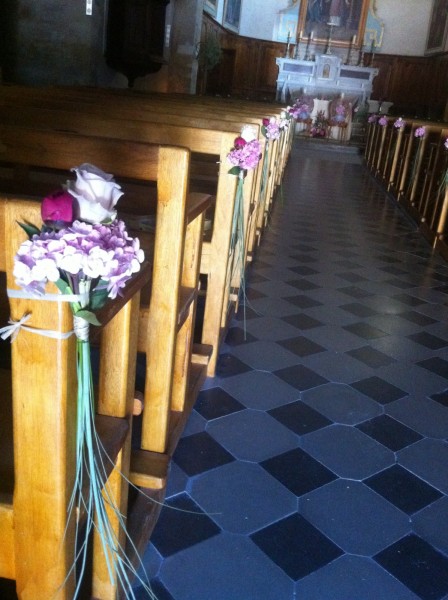 EGLISE CEREMONIE DE MARIAGE LIEU DE CULTE DECORATION AUTEL  BOUTS DE BANCS PACA VAUCLUSE VAR HERAULT