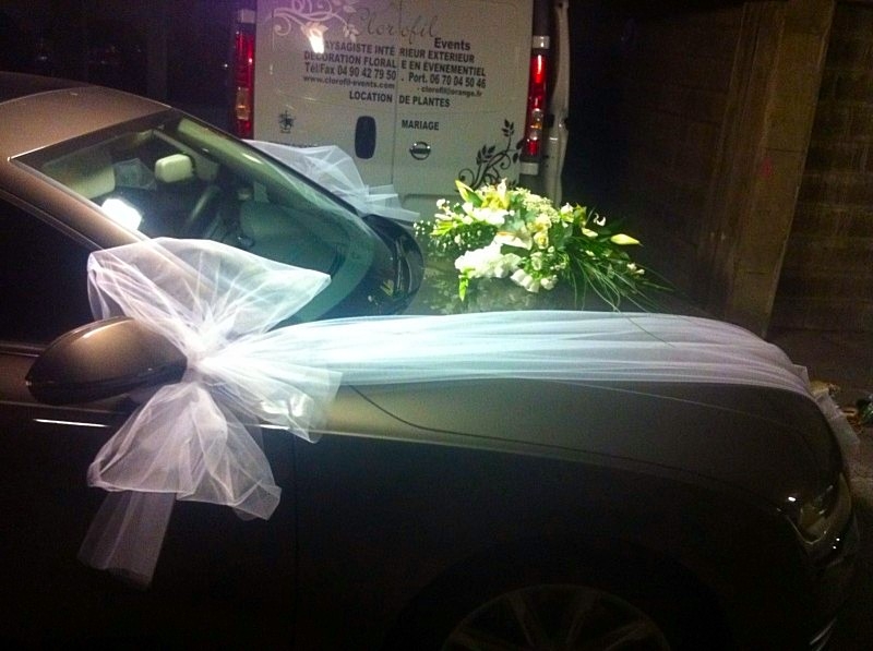 délicat nœud en tulle pour cette berline