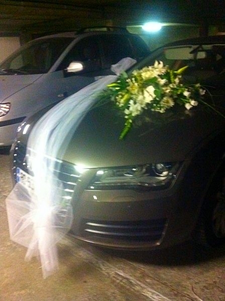 finesse de ce bouquet prestige plat pour ce capot de voiture de cortège nuptial