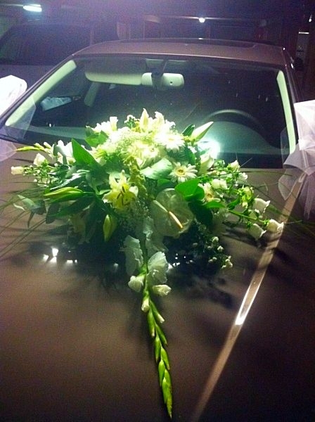 bouquet vert et blanc classique pour cette voiture grise