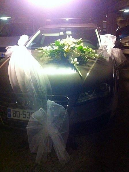 confection florale réalisée sur place de la voiture de cortège