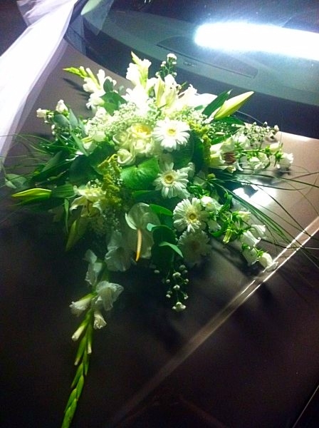 vue du dessus du bouquet de la voiture des mariés