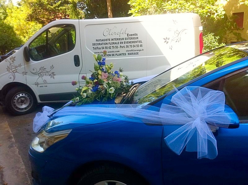 diagonale de tulle sur le capot de la voiture de cortège