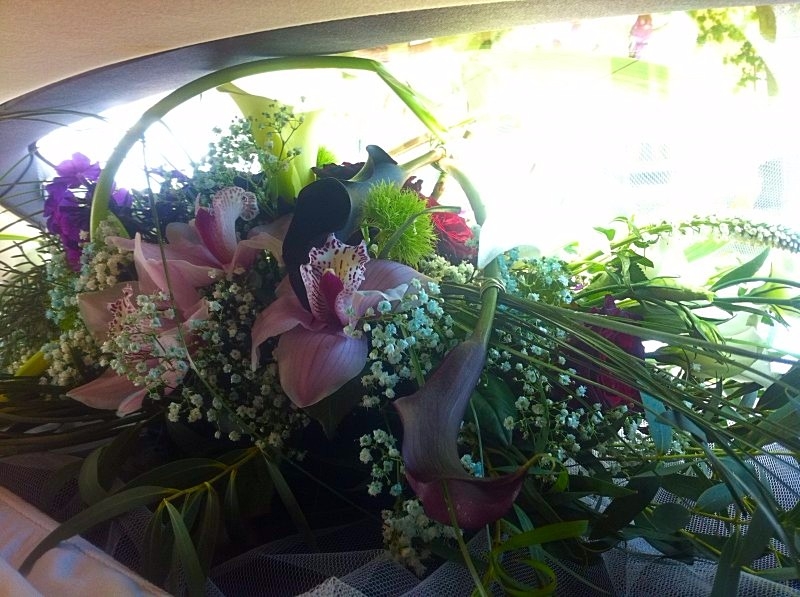 pour la plage arrière de la voiture des mariés, ce bouquet de fleurs orne l'intérieur de la voiture