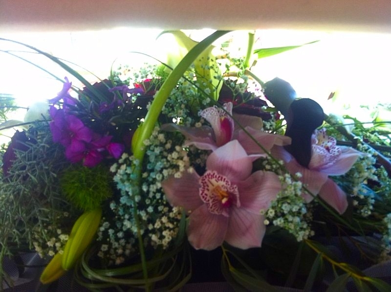 les orchidées cymbidium se détachent du bouquet de la voiture des mariés