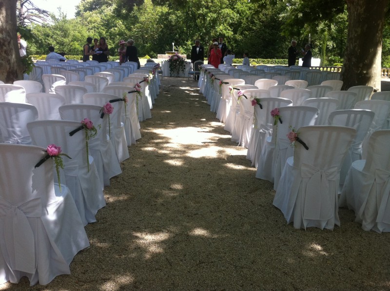EGLISE CEREMONIE DE MARIAGE LIEU DE CULTE DECORATION AUTEL  BOUTS DE BANCS PACA AIX EN PROVENCE VAUCLUSE VAR HERAULT