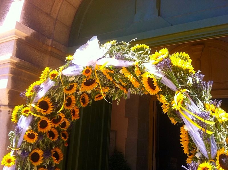 plus de 200 tournesols ont été nécessaires pour réaliser cette arche en deux heures de temps de pose sur place avant la cérémonie