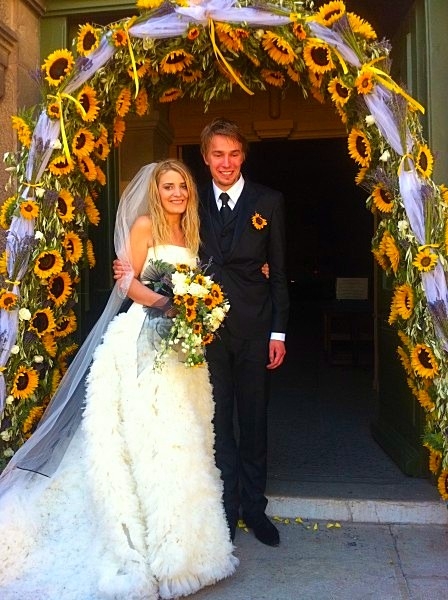 La sortie de la cérémonie sublimée par l'arche pour un mariage réussi