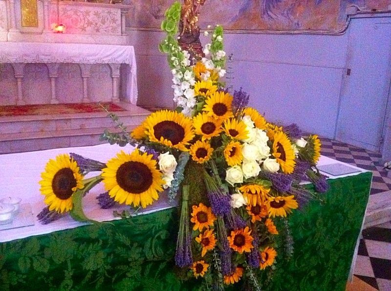 la décoration de l'église de Cassis dans le thème de la provence