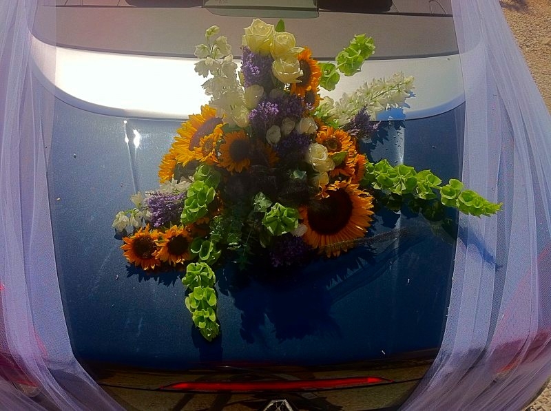 le soleil sur la voiture des mariés