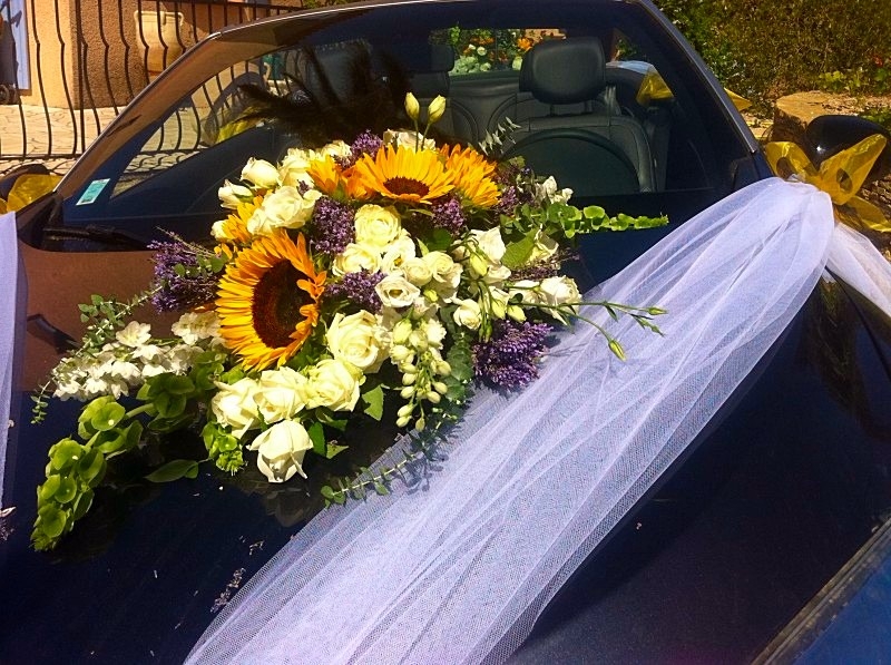 les tournesols sur les fleurs blanches et bleues pour un mariage en provence