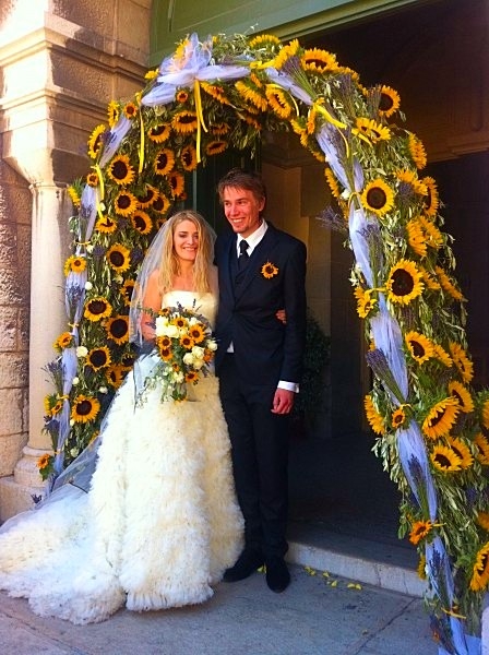 les tournesols, la lavande, les roses et l'olivier pour l'arche d'un mariage d'excellence à Cassis