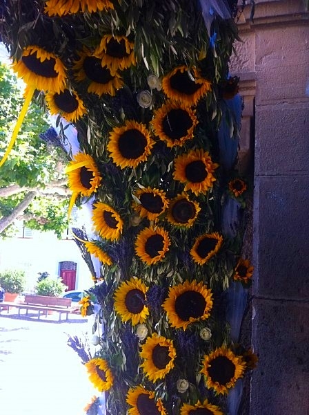 l'arche nuptiale décorée en vue de l'intérieur dès la sortie de l'église mais aussi de l'extérieur