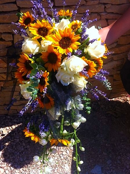 la bouquet de la mariée composé de lavande, de mini tournesols, de roses blanches et de fleurettes pour une inspiration provençale
