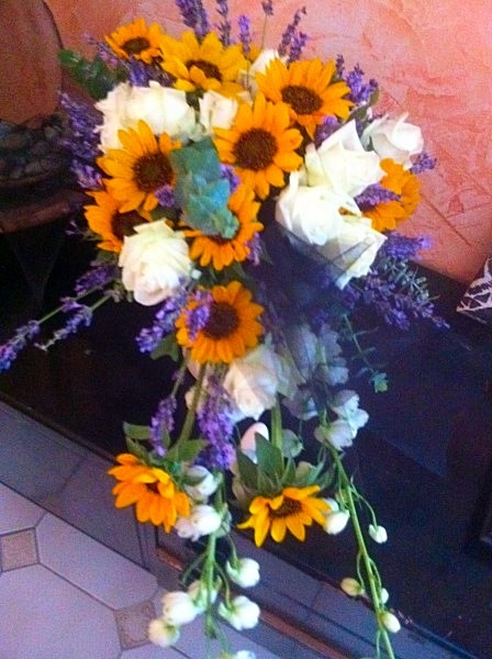 le nœud bleu lavande souligne ce magnifique bouquet de la mariée