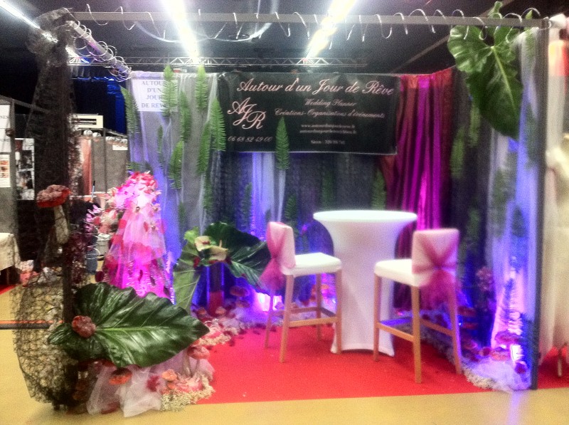 Création et pose de décoration scénique pour stand de salon d'exposition Salon de Provence