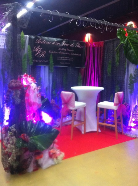 Création et pose de décoration scénique pour stand de salon d'exposition Salon de Provence