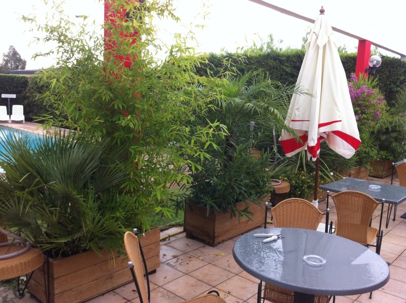 Les espaces réceptifs de cet hotel à Toulon sont protégés grace aux jardinières en bois.