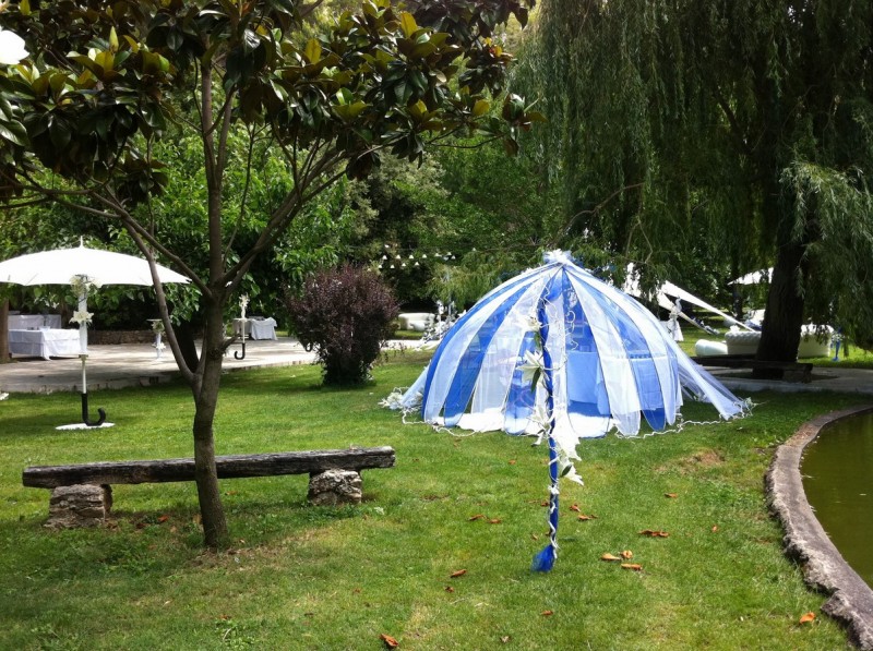 Organisation de la décoration d'un baptême en espace extérieur au Moulin de Gémenos près d'Aubagne