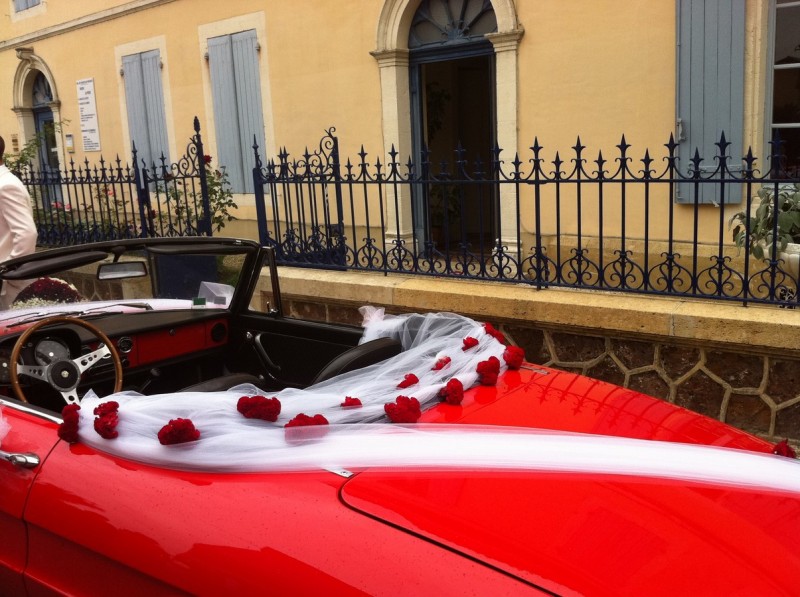 une simple diagonale de tulle habille l'arrière de cette voiture de marié