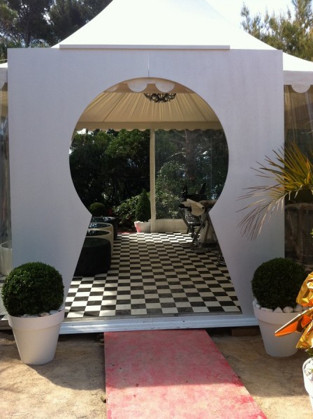 A Saint Aygulf, une allée nuptiale composée de plantes (buis boules et coniques, cyprès spirales, oliviers boule sur troncs,...) forme une haie d'honneur grandiose.