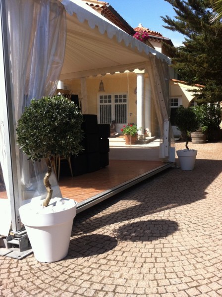 A Saint Aygulf, une allée nuptiale composée de plantes (buis boules et coniques, cyprès spirales, oliviers boule sur troncs,...) forme une haie d'honneur grandiose.