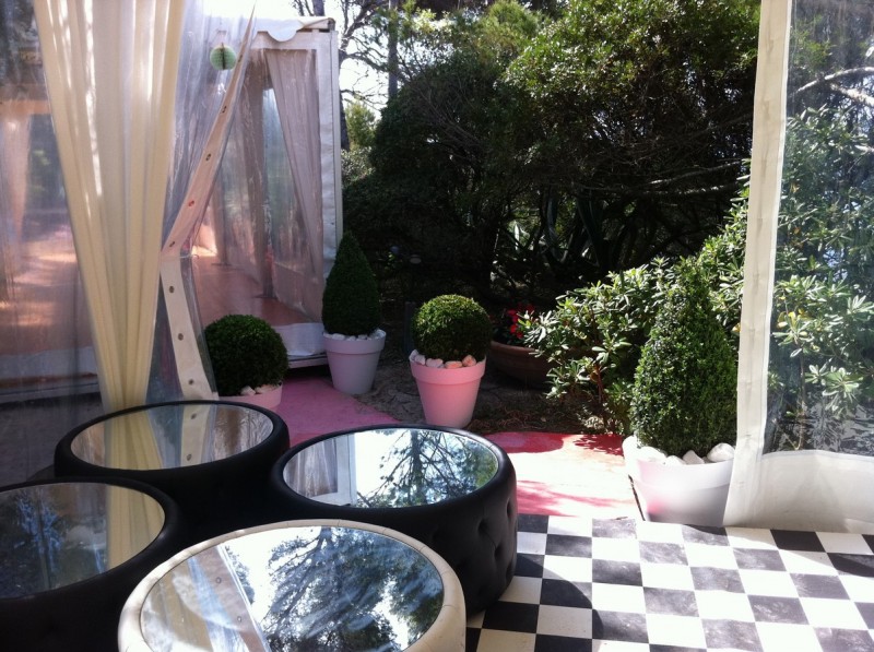 A Saint Aygulf, une allée nuptiale composée de plantes (buis boules et coniques, cyprès spirales, oliviers boule sur troncs,...) forme une haie d'honneur grandiose.