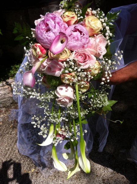 élégant bouquet de la mariée en jetée de fleurs
