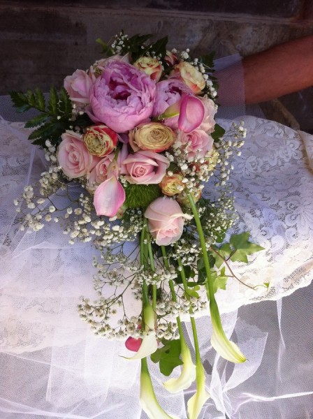 bouquet de la mariée en cascade de fleurs pivoine, roses et arum