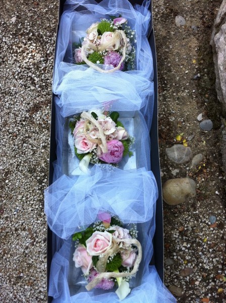 bouquets des demoiselles d'honneur composés de roses, pivoines et gypsophile