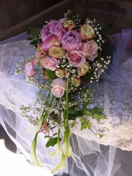 le gypsophile blanc apaise les masses des grosses fleurs