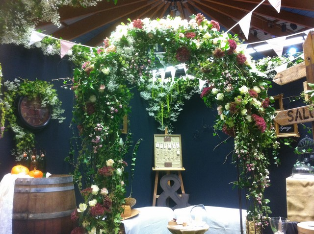 Arche nuptiale de fleurs fraîches pour mariage religieux et laïque en provence alpes côte d'azur
