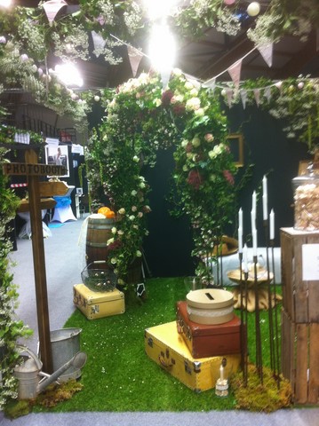 Arche nuptiale de fleurs fraîches pour mariage religieux et laïque en provence alpes côte d'azur