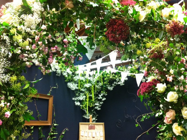Arche nuptiale de fleurs fraîches pour mariage religieux et laïque en provence alpes côte d'azur