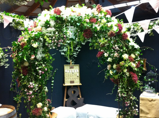 Arche nuptiale de fleurs fraîches pour mariage religieux et laïque en provence alpes côte d'azur