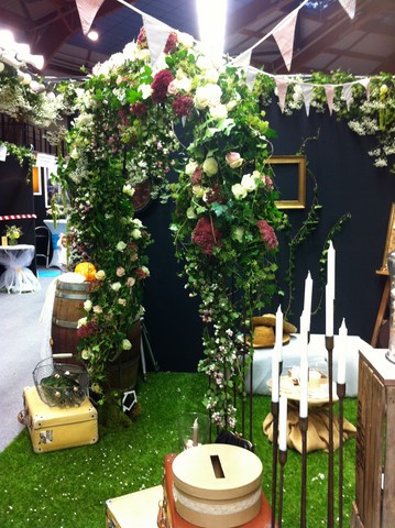 Arche nuptiale de fleurs fraîches pour mariage religieux et laïque en provence alpes côte d'azur