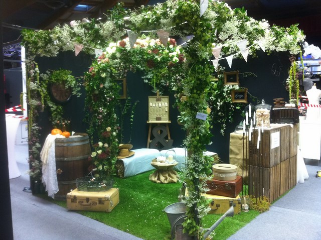 Arche nuptiale de fleurs fraîches pour mariage religieux et laïque en provence alpes côte d'azur