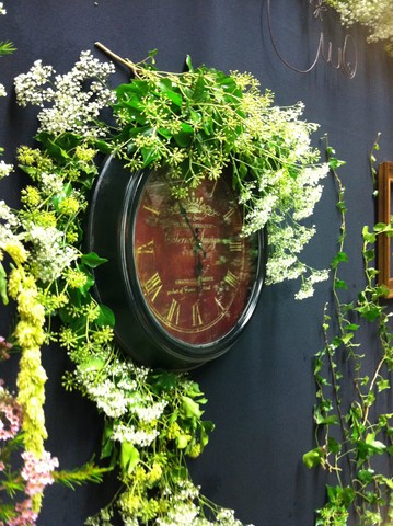 Arche nuptiale de fleurs fraîches pour mariage religieux et laïque en provence alpes côte d'azur