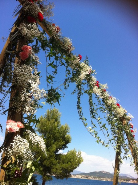 Arche nuptiale pour cérémonie de mariage, décoration florale allée nuptiale