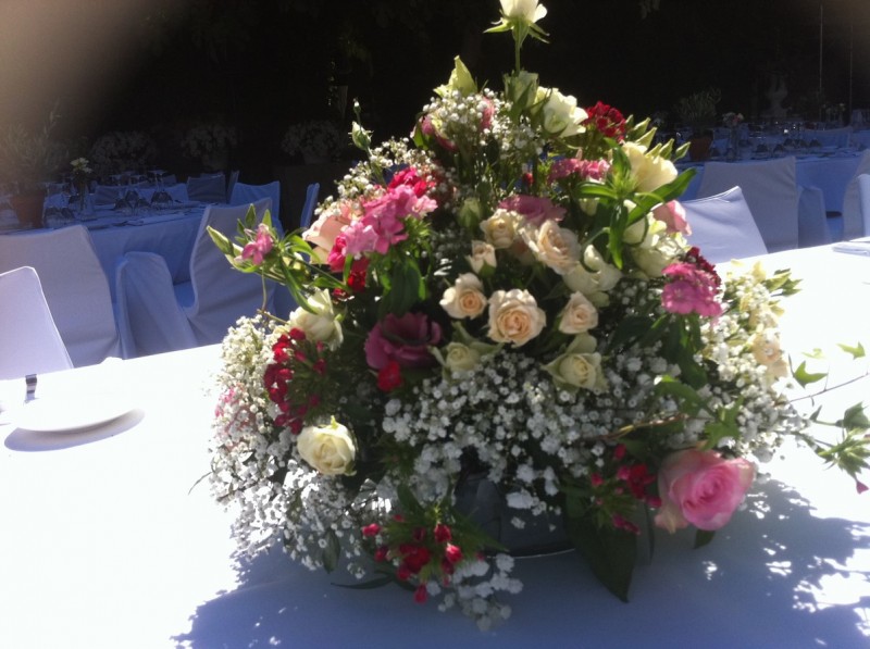 Centre de tables de mariage de fleurs blanches et roses, livraison en provence Marseille Toulon Iles des Embiez