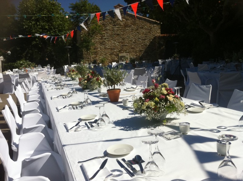Centre de tables de mariage de fleurs blanches et roses, livraison en provence Marseille Toulon Iles des Embiez
