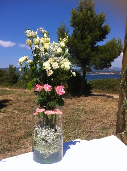 Centre de tables de mariage de fleurs blanches et roses, livraison en provence Marseille Toulon Iles des Embiez