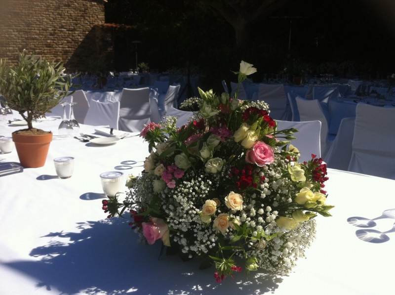 Centre de tables de mariage de fleurs blanches et roses, livraison en provence Marseille Toulon Iles des Embiez