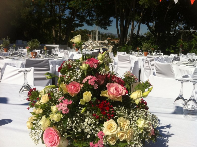 Centre de tables de mariage de fleurs blanches et roses, livraison en provence Marseille Toulon Iles des Embiez